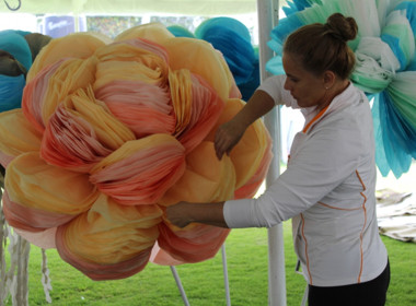 DECORACION DE FIESTAS CON FLORES DE PAPEL